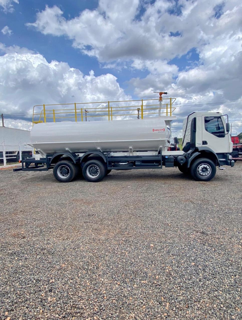 VOLVO VM 330 COM TANQUE PIPA BOMBEIRO 6×4 2021