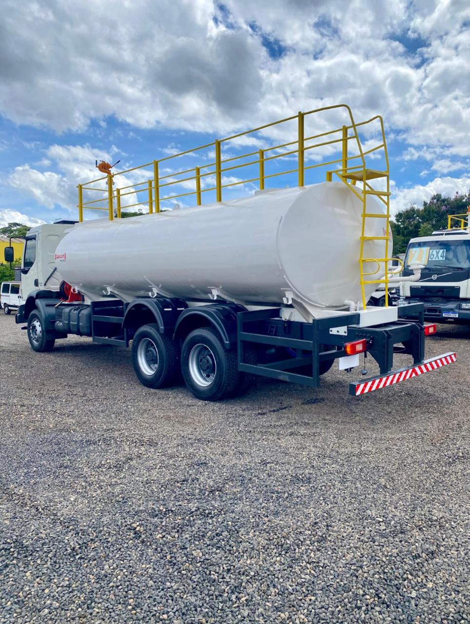 VOLVO VM 330 COM TANQUE PIPA BOMBEIRO 6×4 2021