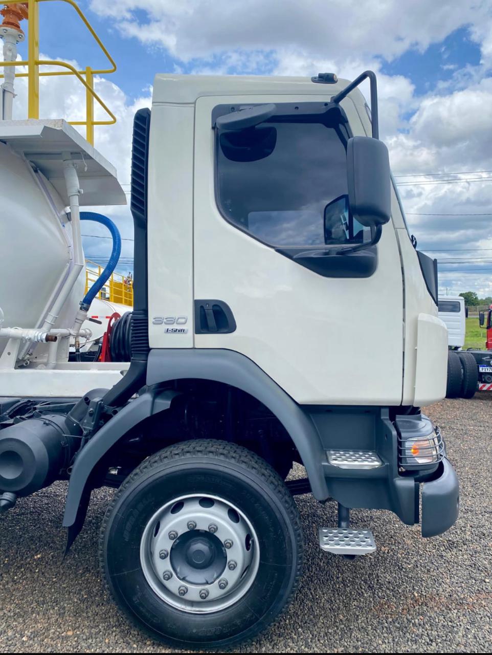 VOLVO VM 330 COM TANQUE PIPA BOMBEIRO 6×4 2021