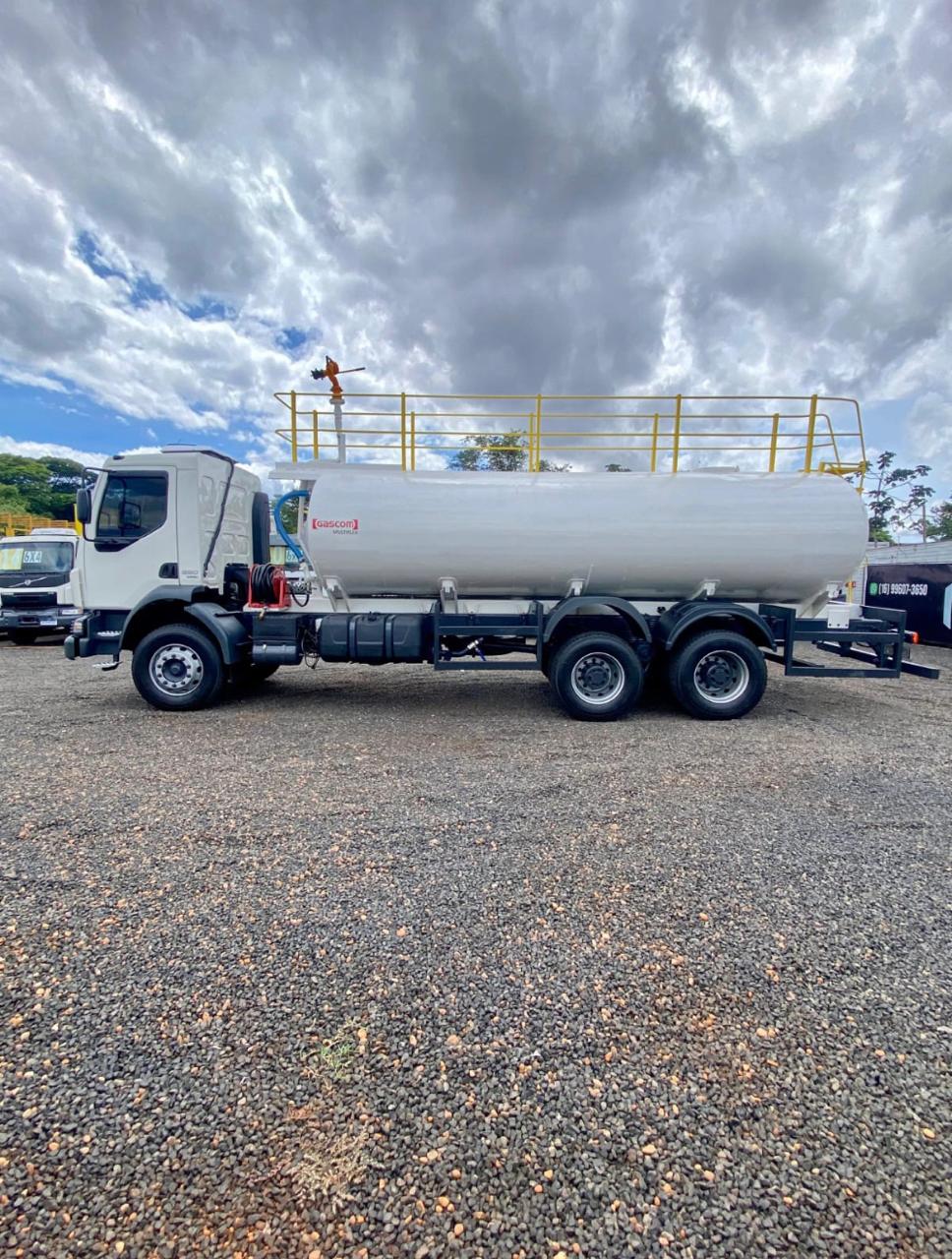 VOLVO VM 330 COM TANQUE PIPA BOMBEIRO 6×4 2021
