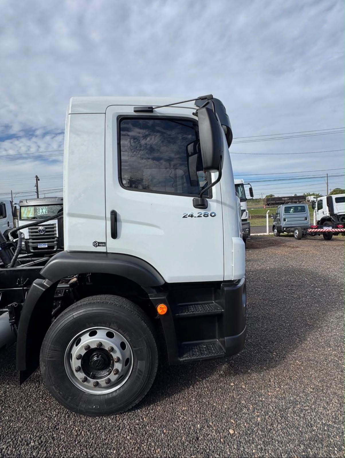 VOLKSWAGEN 24-280 6×2 BASCULANTE – 2022